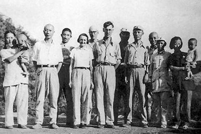 聂荣臻（左二）与林迈可（左五）、李效黎（左一）夫妇和班威廉（左六）、克莱尔（左四）夫妇等合影。